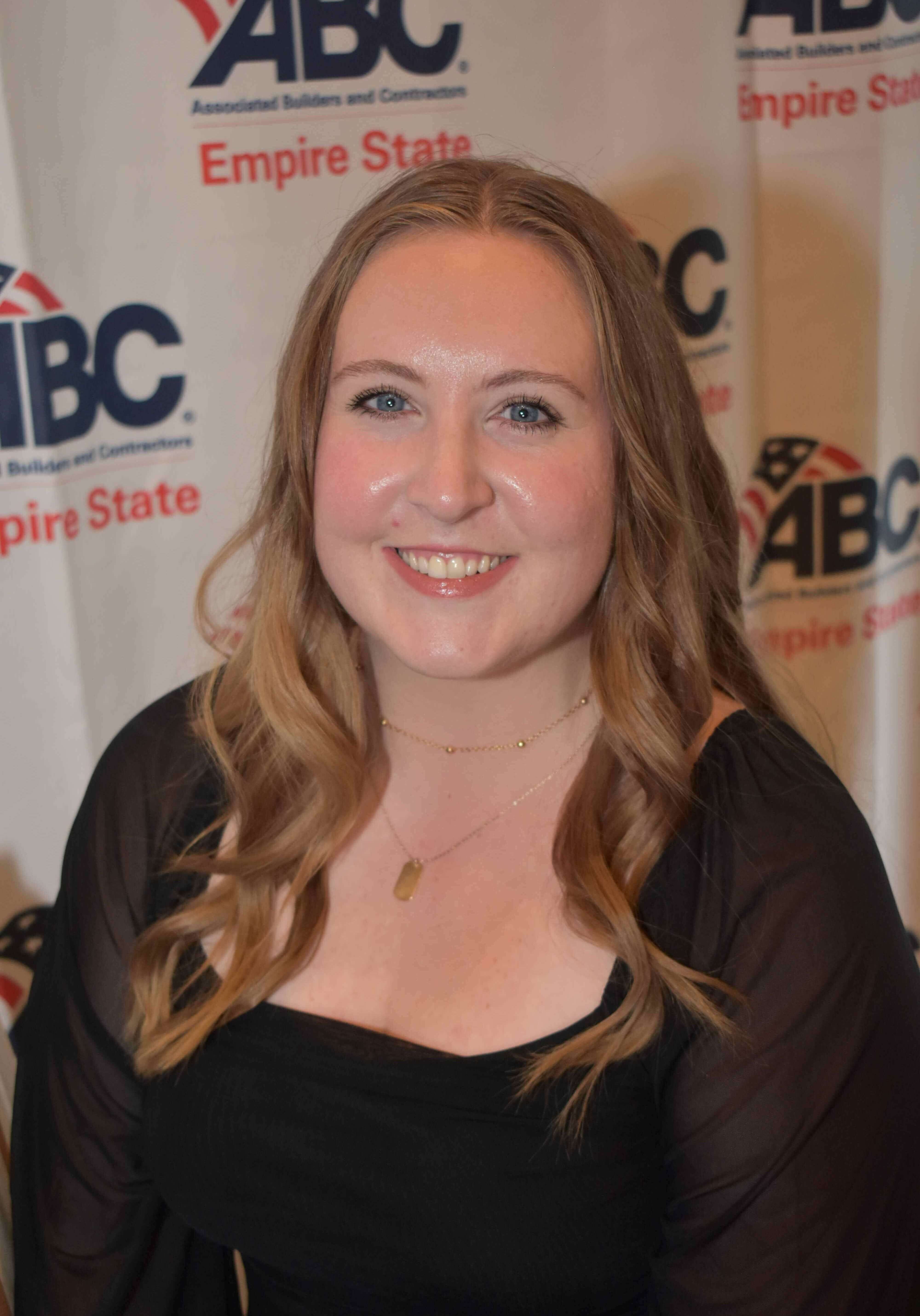 Lara-portrait-7b0fe6ea287f35e04490c27ea6f567d7-kvwn6724fjqy